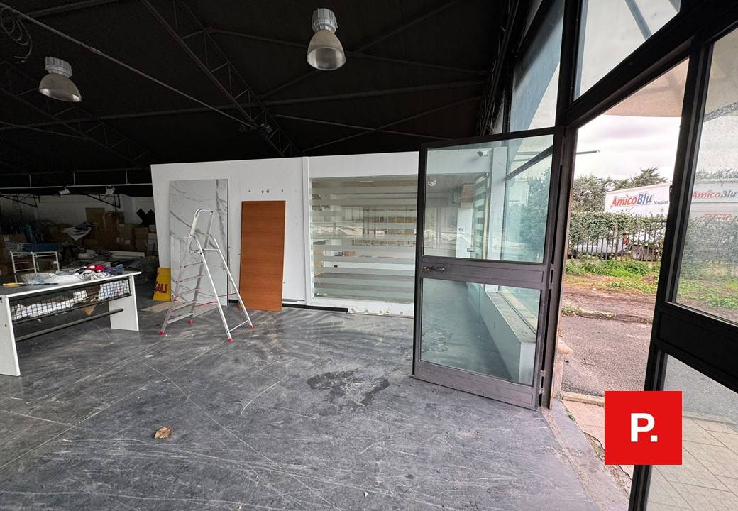 Locale commerciale in vendita a Caserta