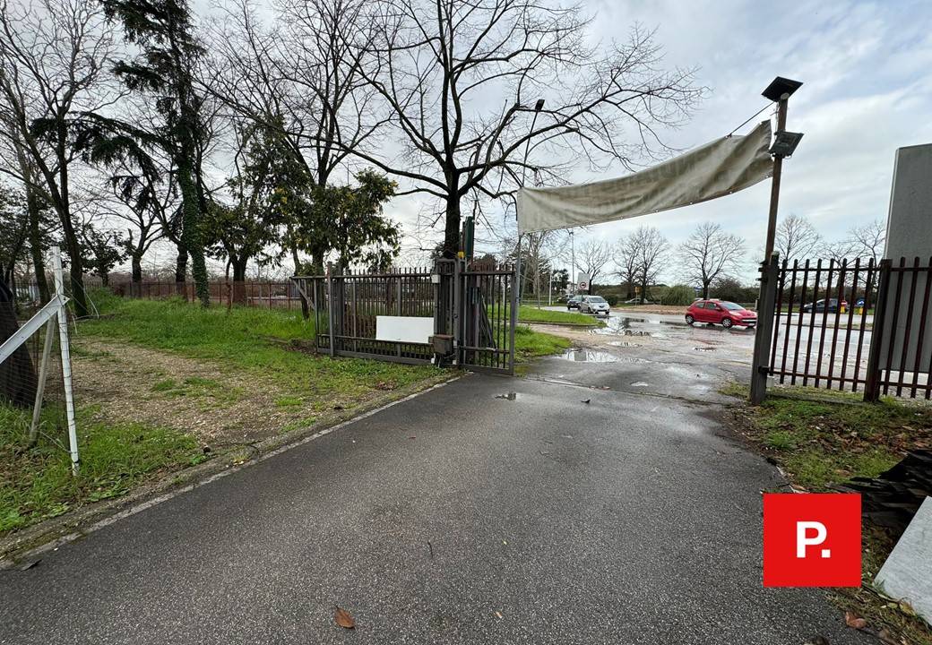 Locale commerciale in vendita a Caserta