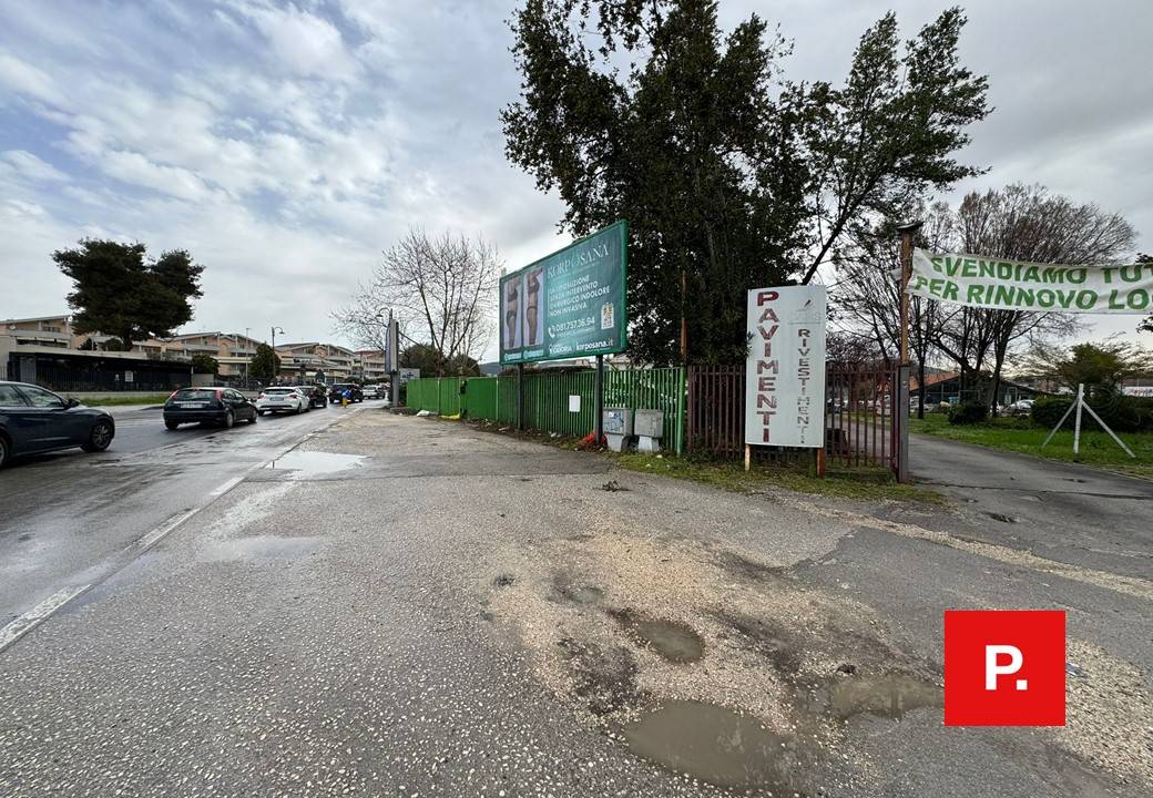 Locale commerciale in vendita a Caserta