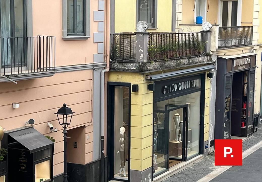 Locale commerciale in vendita a Caserta, Centro