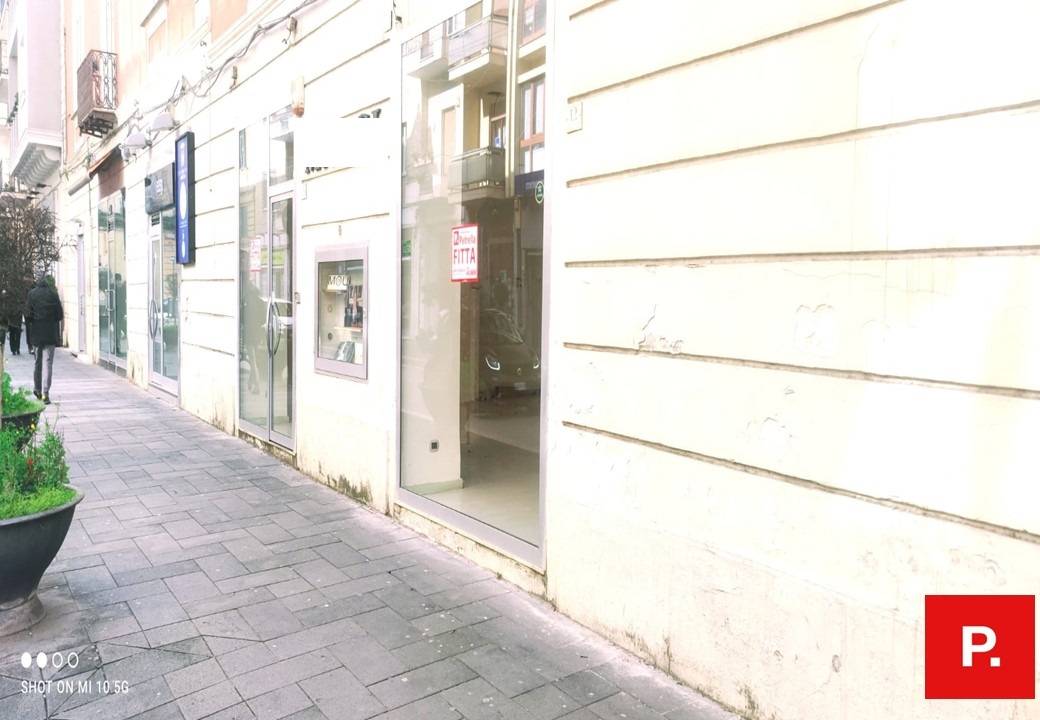 Locale commerciale in affitto a Caserta, Centro