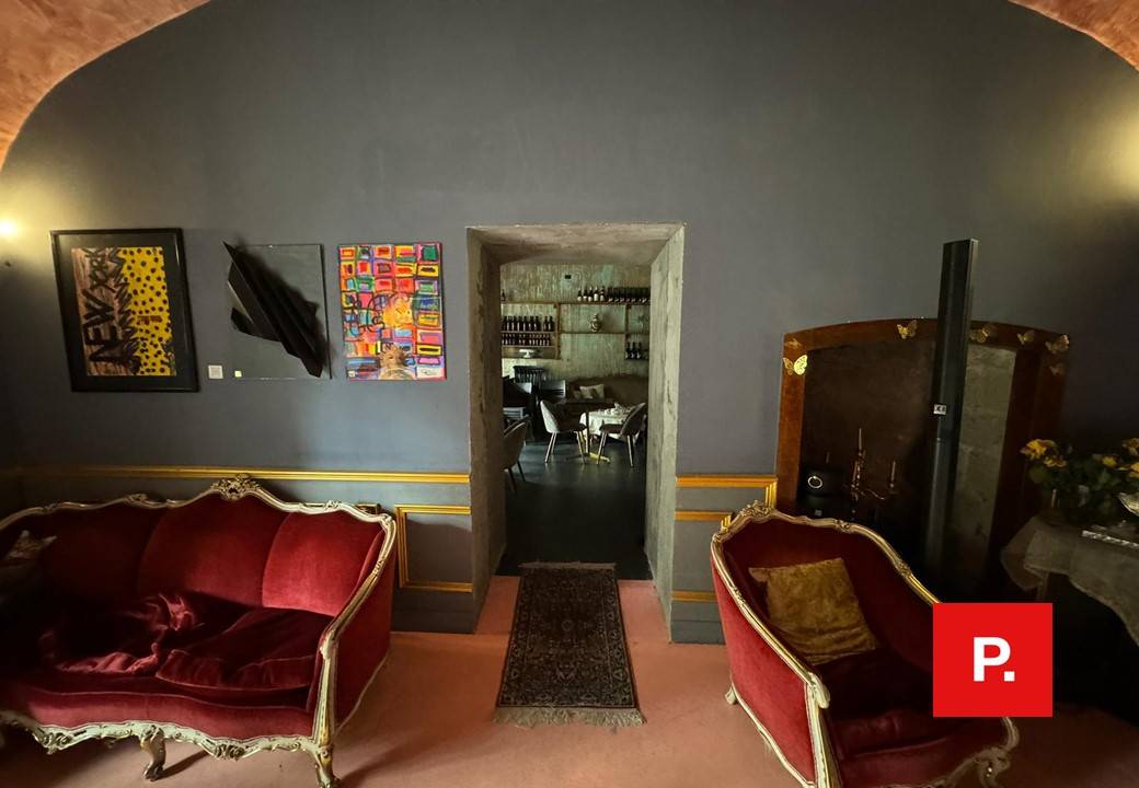 Locale commerciale in vendita a Caserta, Centro