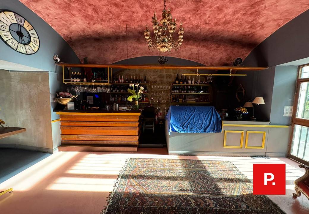 Locale commerciale in vendita a Caserta, Centro