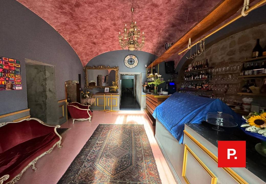 Locale commerciale in vendita a Caserta, Centro