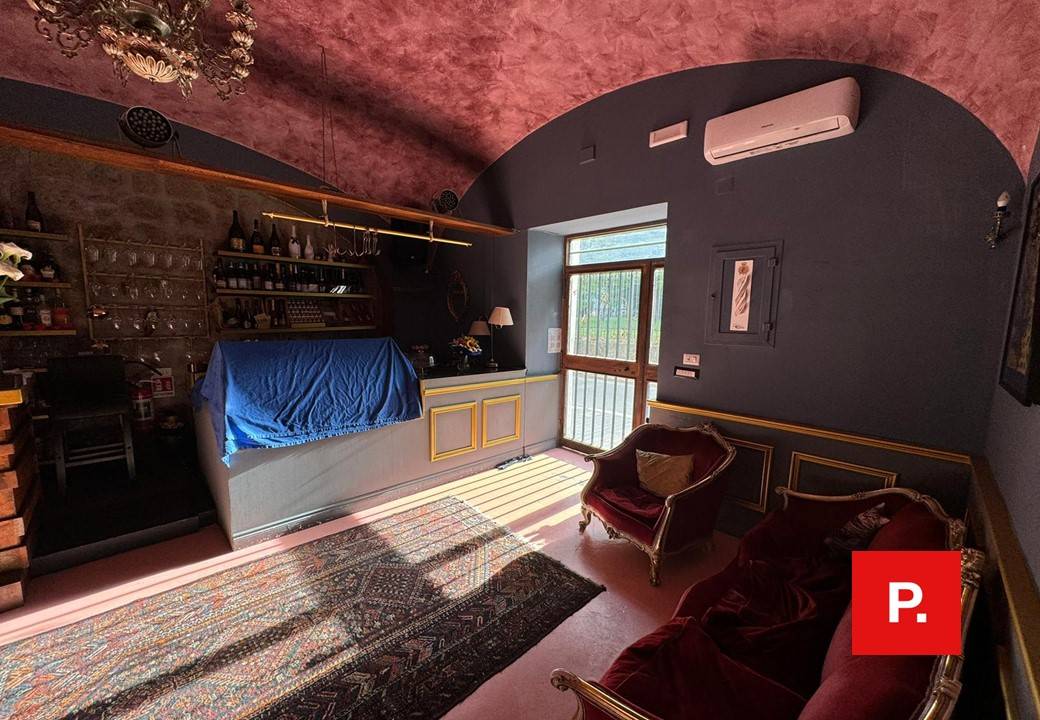 Locale commerciale in vendita a Caserta, Centro