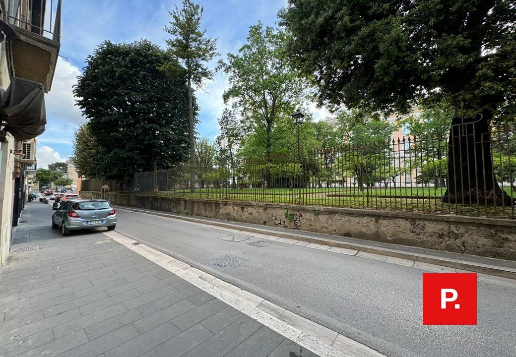 Locale commerciale in vendita a Caserta, Centro