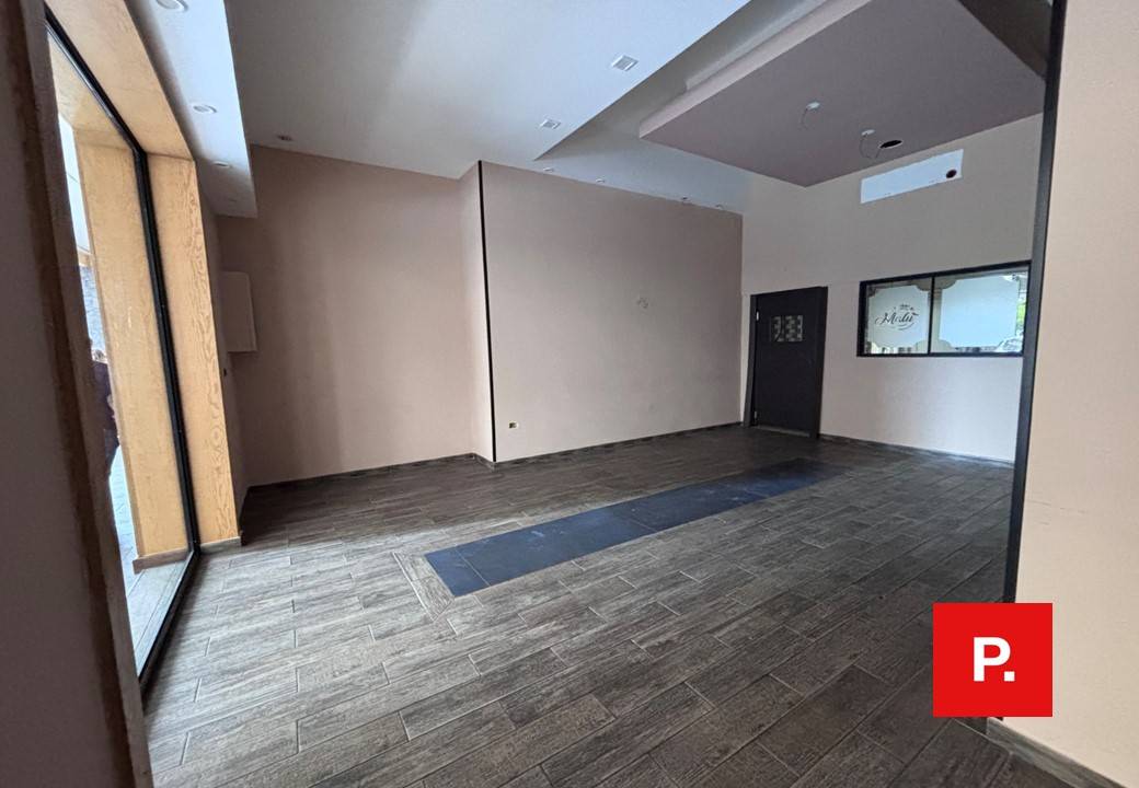 Locale commerciale in affitto a Caserta, Centro