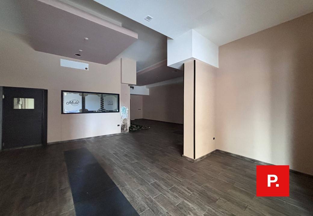 Locale commerciale in affitto a Caserta, Centro