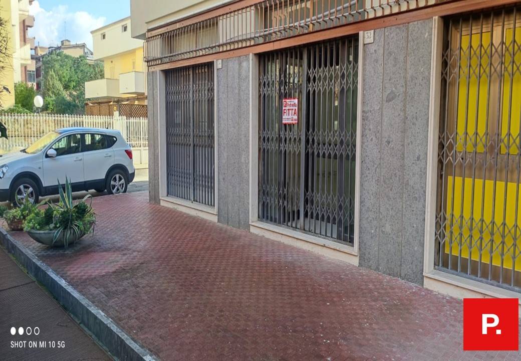 Locale commerciale in affitto a Caserta, Caserta Ferrarecce