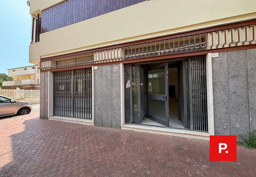 Locale commerciale in affitto a Caserta, Caserta Ferrarecce