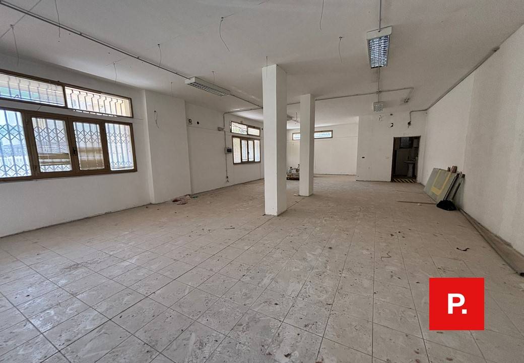 Locale commerciale in affitto a Caserta, Caserta Ferrarecce