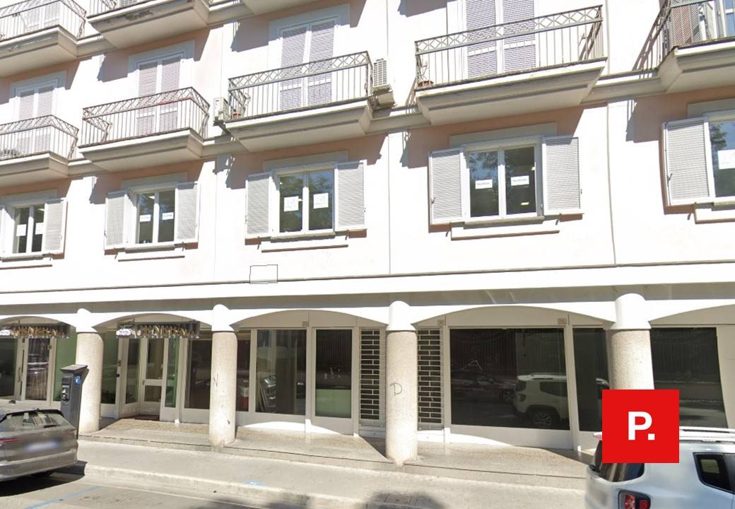 Locale commerciale in affitto a Caserta, Centro