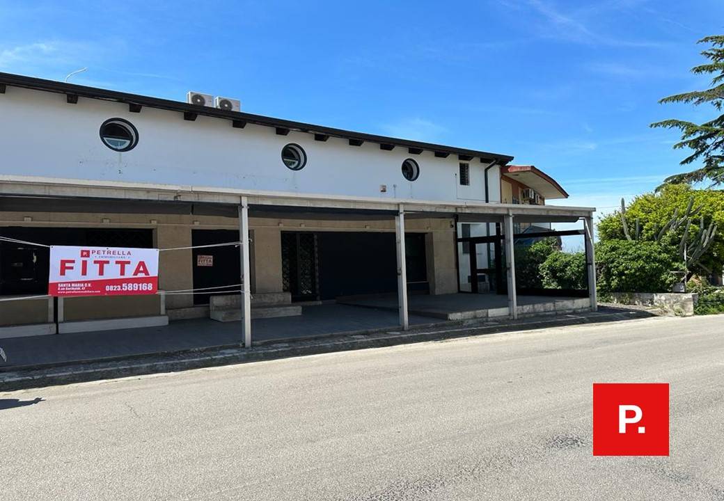 Locale commerciale in affitto a Recale