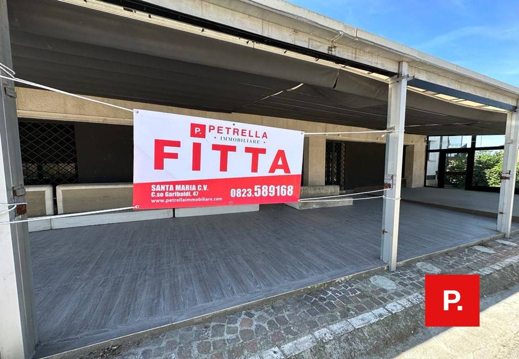 Locale commerciale in affitto a Recale