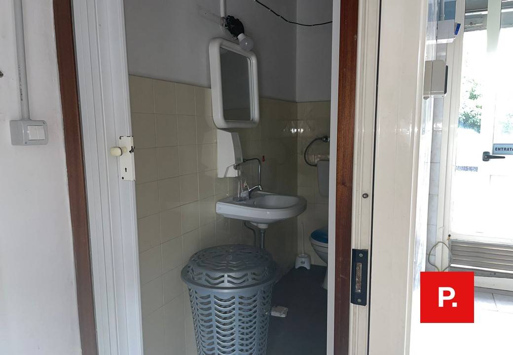 Locale commerciale in affitto a Caserta, Caserta Ferrarecce