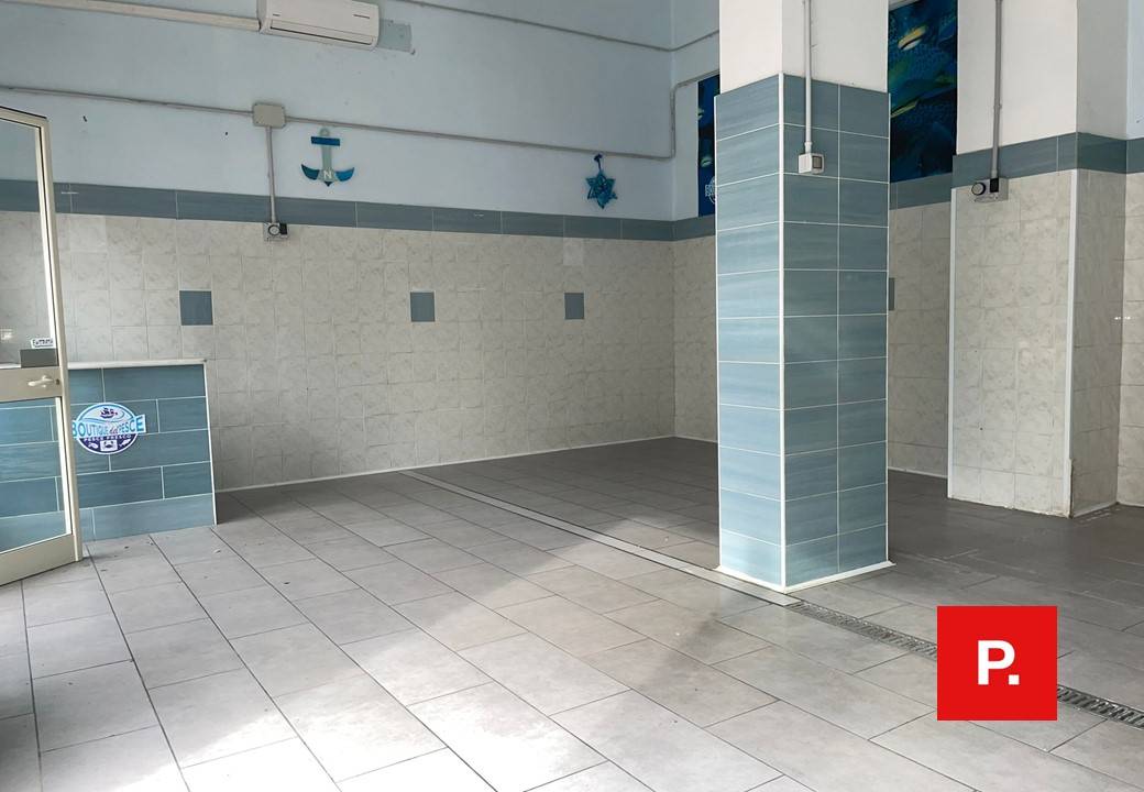 Locale commerciale in affitto a Caserta, Caserta Ferrarecce