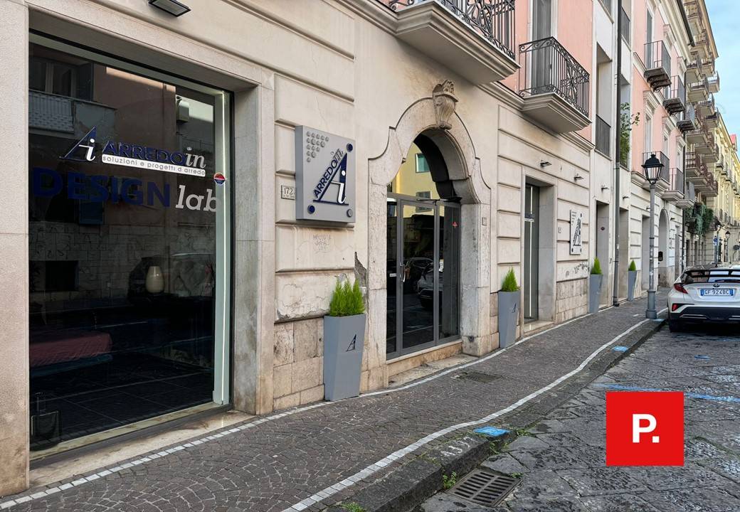 Locale commerciale in vendita a Caserta, Centro