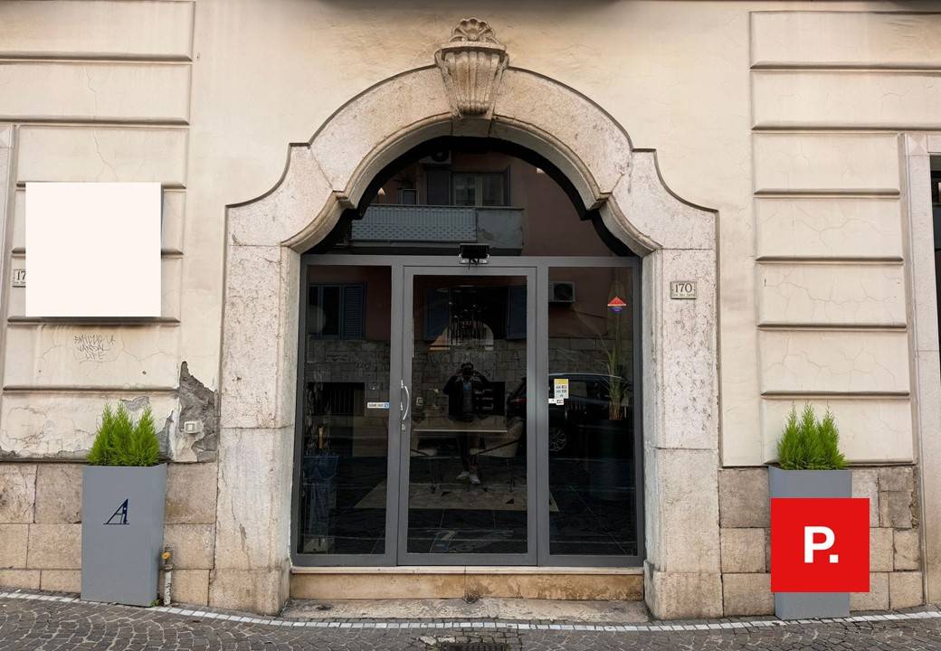 Locale commerciale in vendita a Caserta, Centro