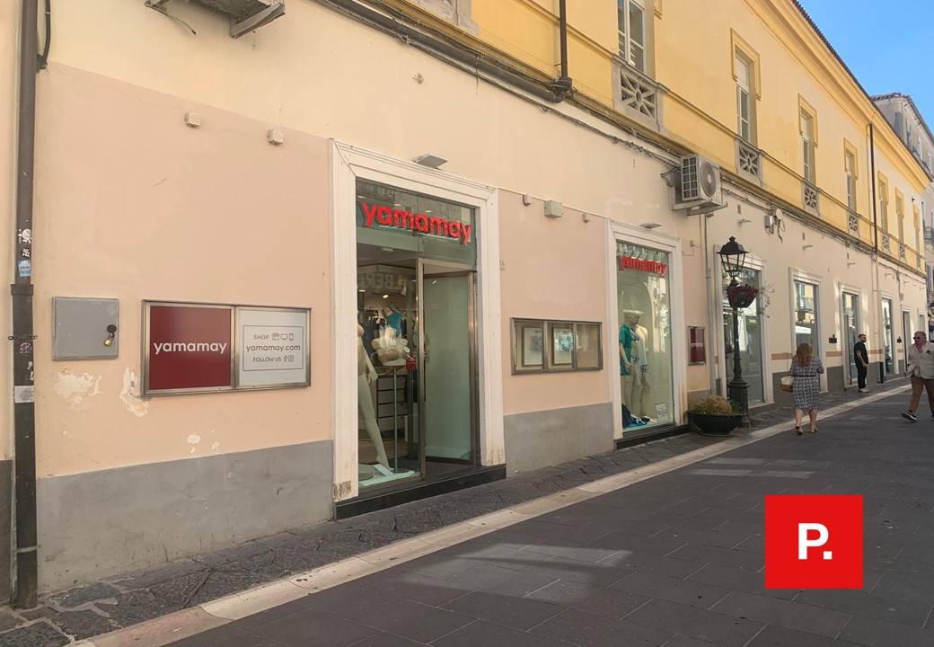 Locale commerciale in affitto a Caserta, Centro