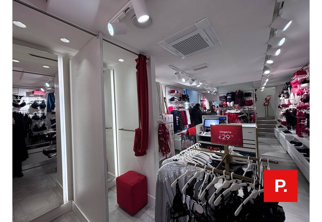 Locale commerciale in affitto a Caserta, Centro