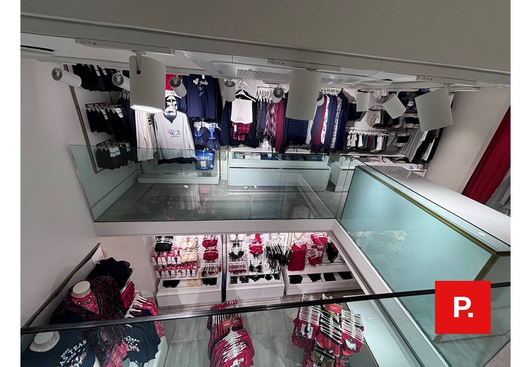 Locale commerciale in affitto a Caserta, Centro