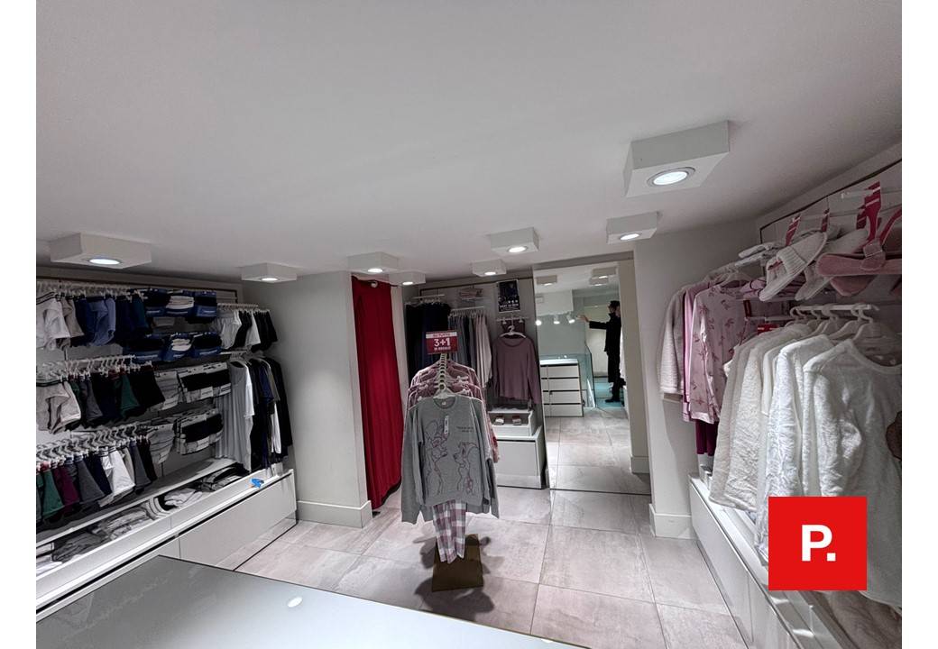 Locale commerciale in affitto a Caserta, Centro