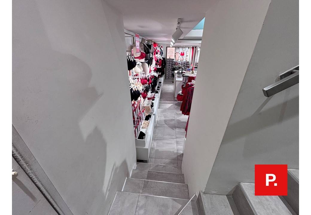 Locale commerciale in affitto a Caserta, Centro