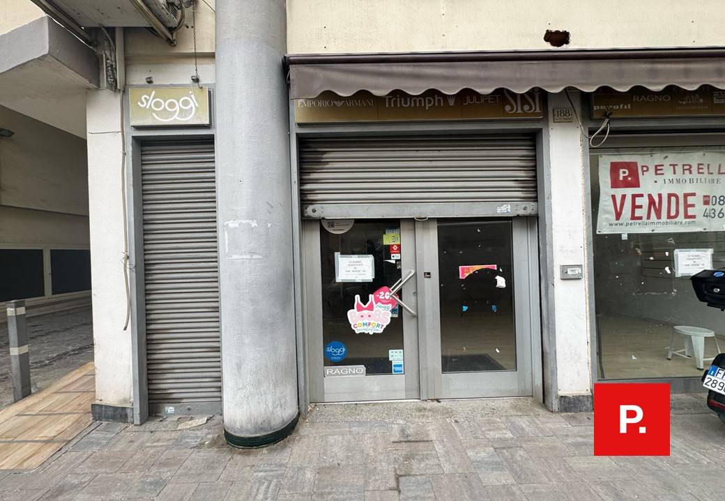 Locale commerciale in vendita a Caserta, Acquaviva