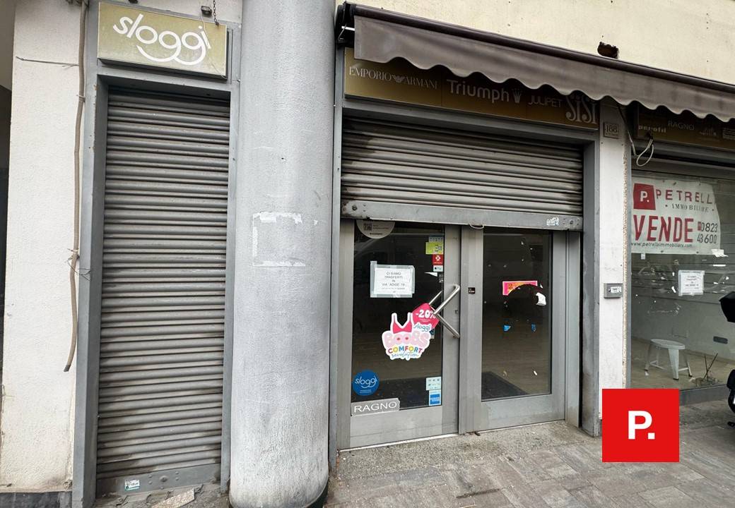 Locale commerciale in vendita a Caserta, Acquaviva