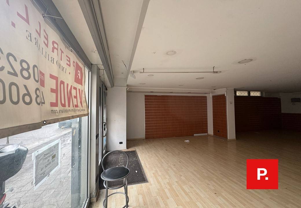 Locale commerciale in vendita a Caserta, Acquaviva