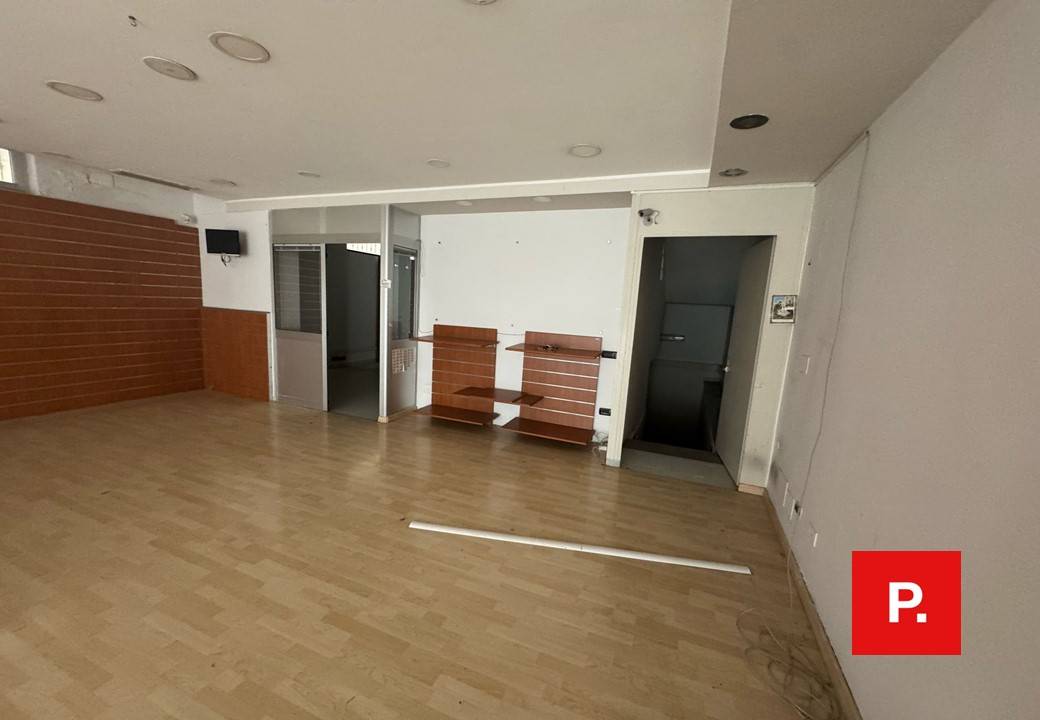 Locale commerciale in vendita a Caserta, Acquaviva