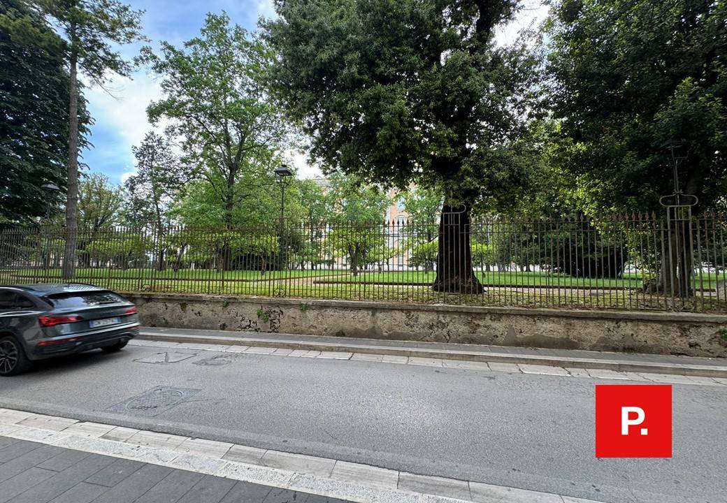 Locale commerciale in vendita a Caserta, Centro