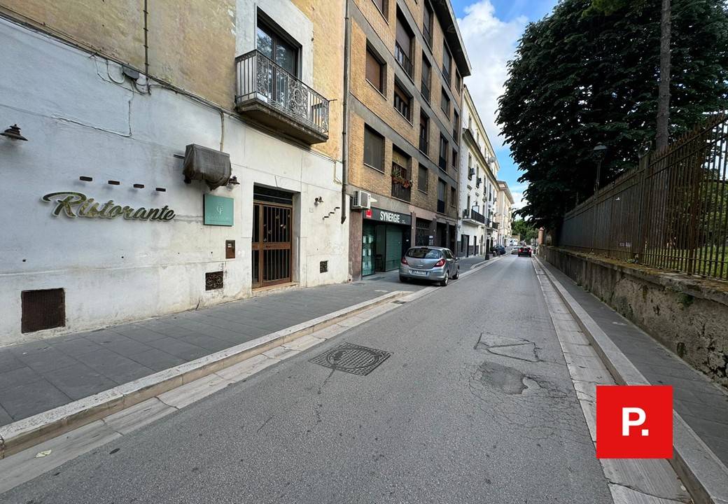 Locale commerciale in vendita a Caserta, Centro