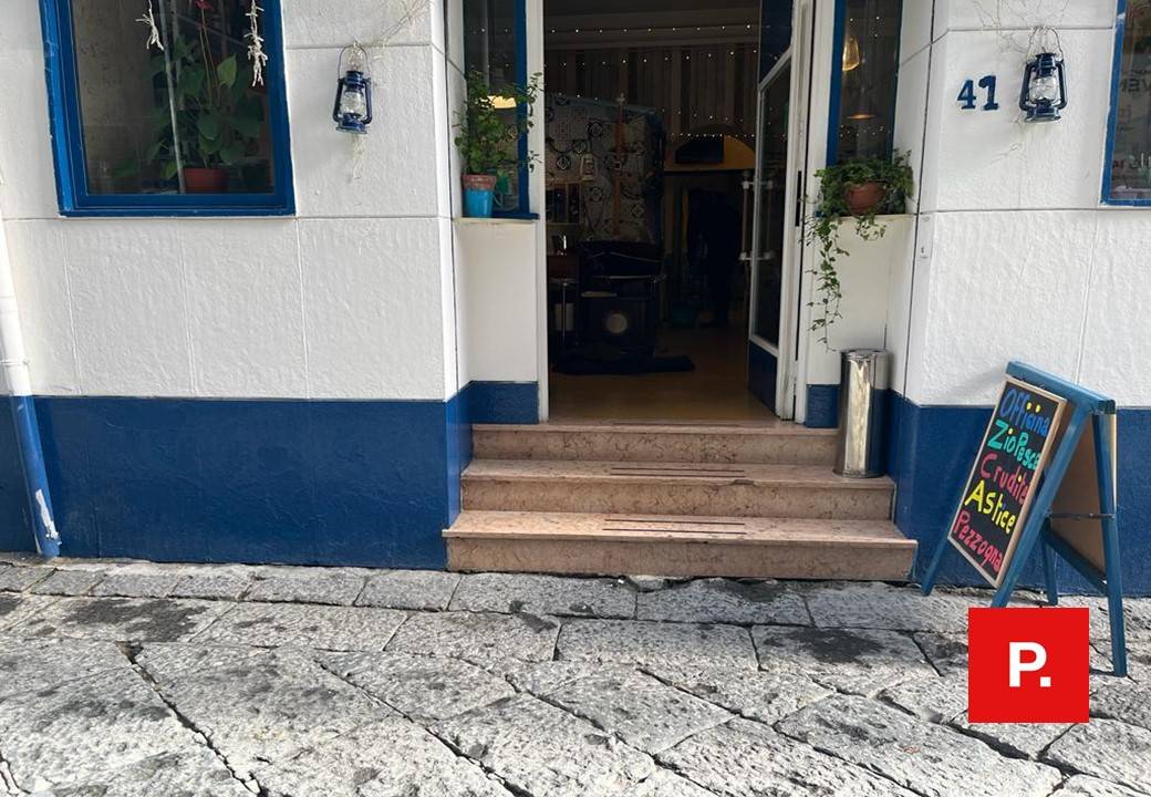 Locale commerciale in vendita a Caserta, Centro