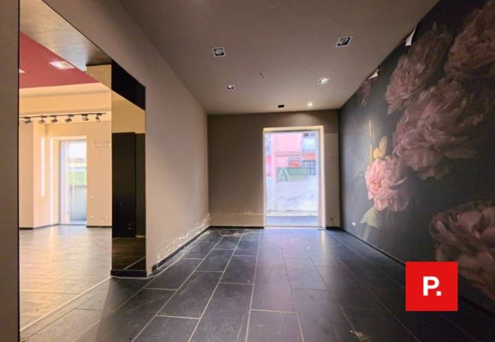 Locale commerciale in vendita a Caserta, Centro