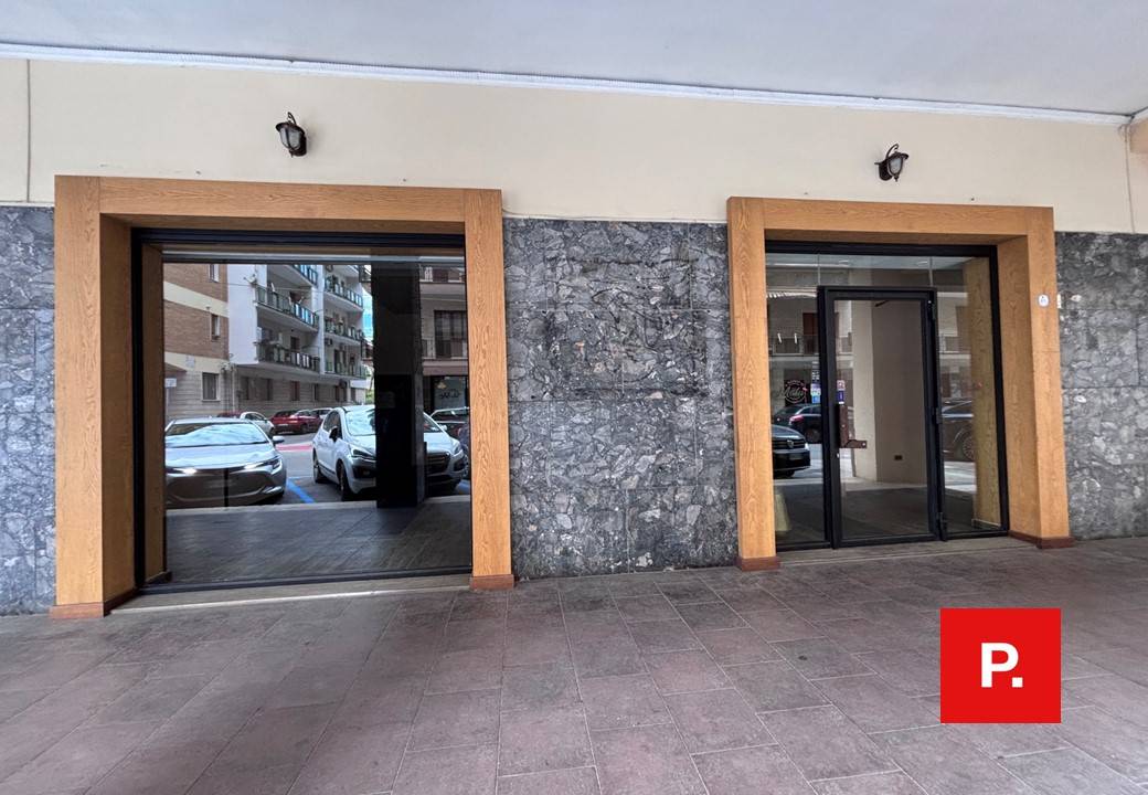 Locale commerciale in affitto a Caserta, Centro