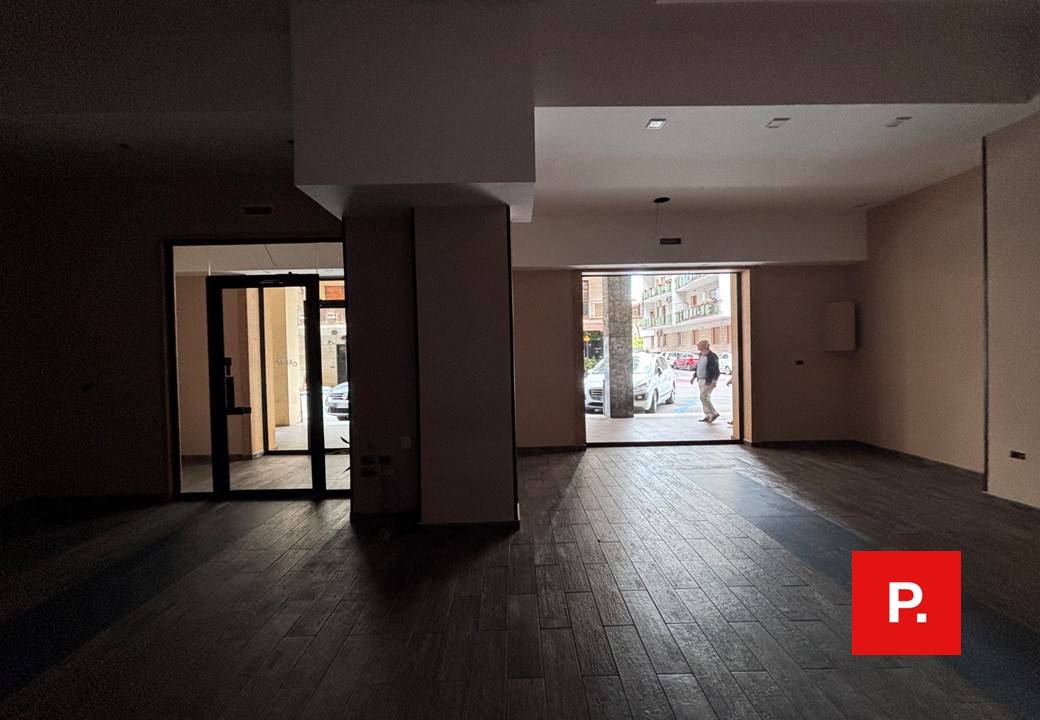 Locale commerciale in affitto a Caserta, Centro