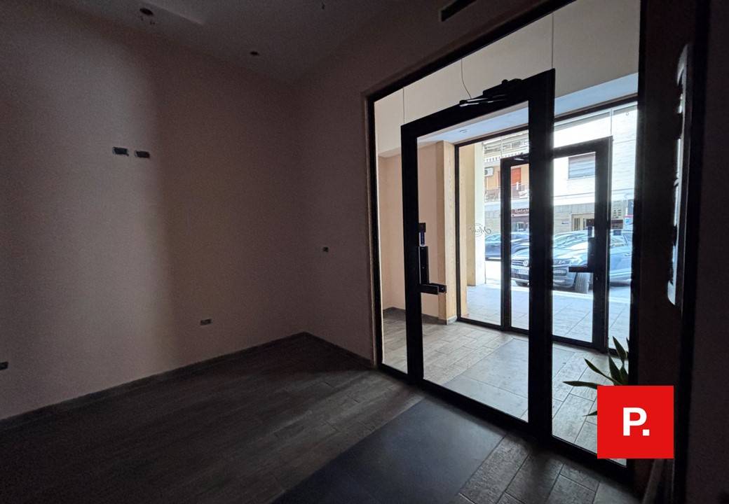 Locale commerciale in affitto a Caserta, Centro