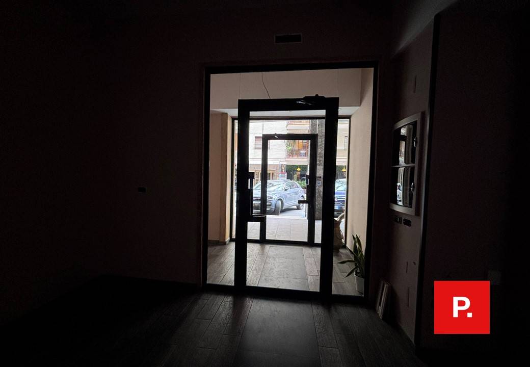 Locale commerciale in affitto a Caserta, Centro