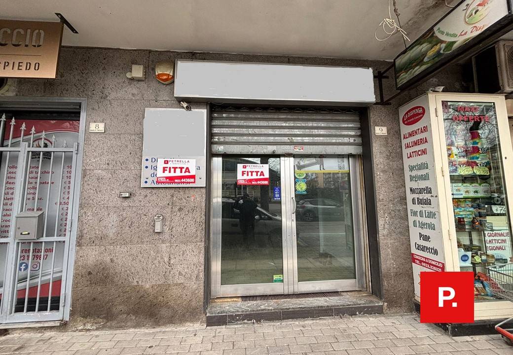 Locale commerciale in affitto a Caserta, Centro