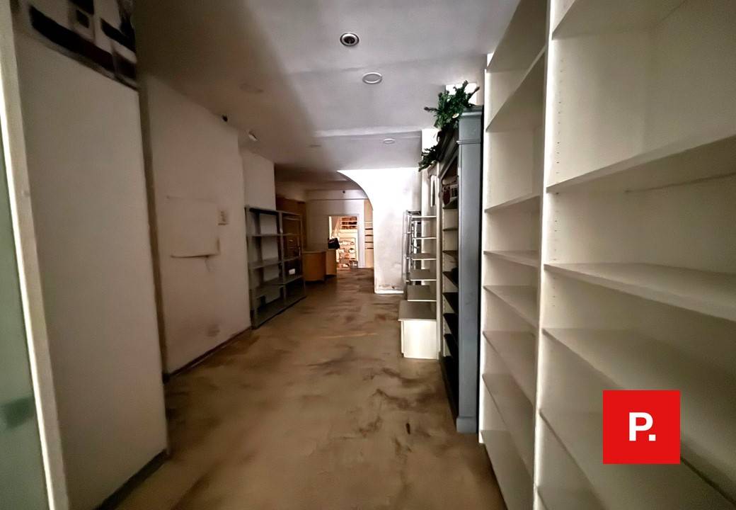 Locale commerciale in affitto a Caserta, Centro