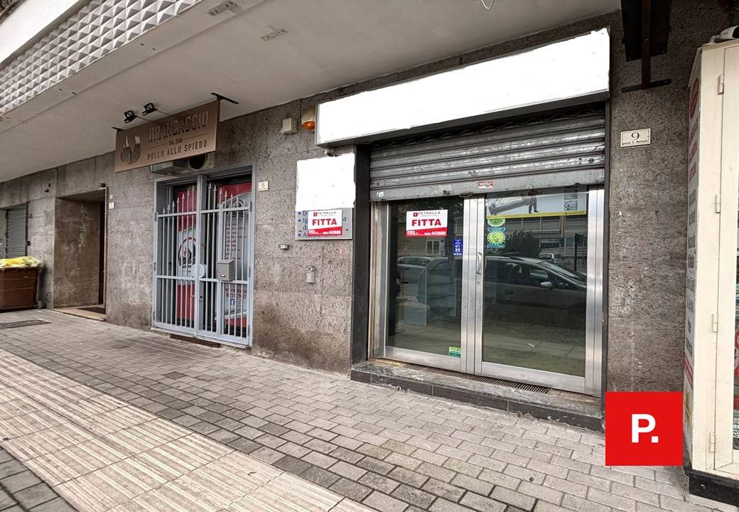 Locale commerciale in affitto a Caserta, Centro