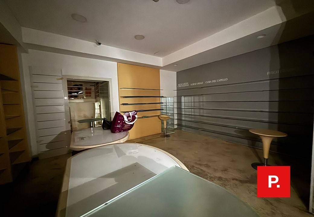 Locale commerciale in affitto a Caserta, Centro