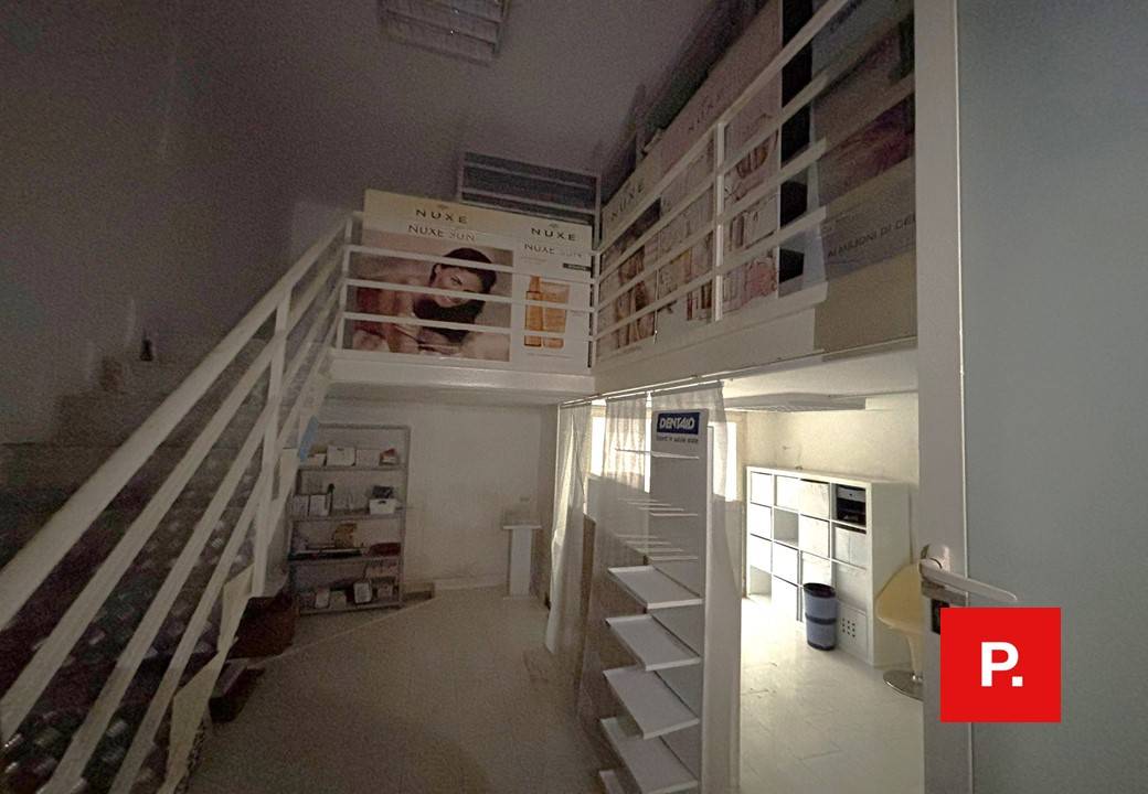 Locale commerciale in affitto a Caserta, Centro