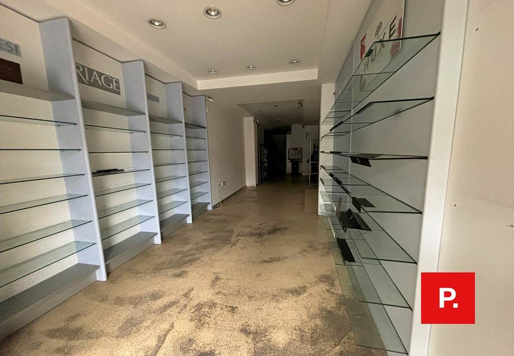 Locale commerciale in affitto a Caserta, Centro