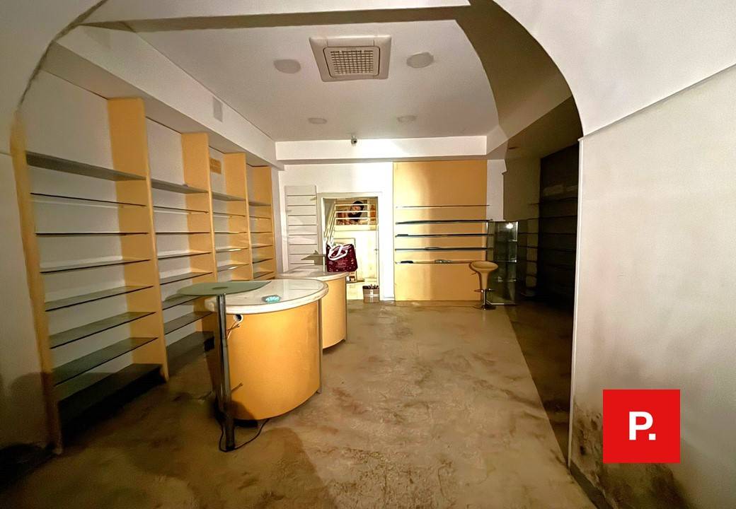 Locale commerciale in affitto a Caserta, Centro