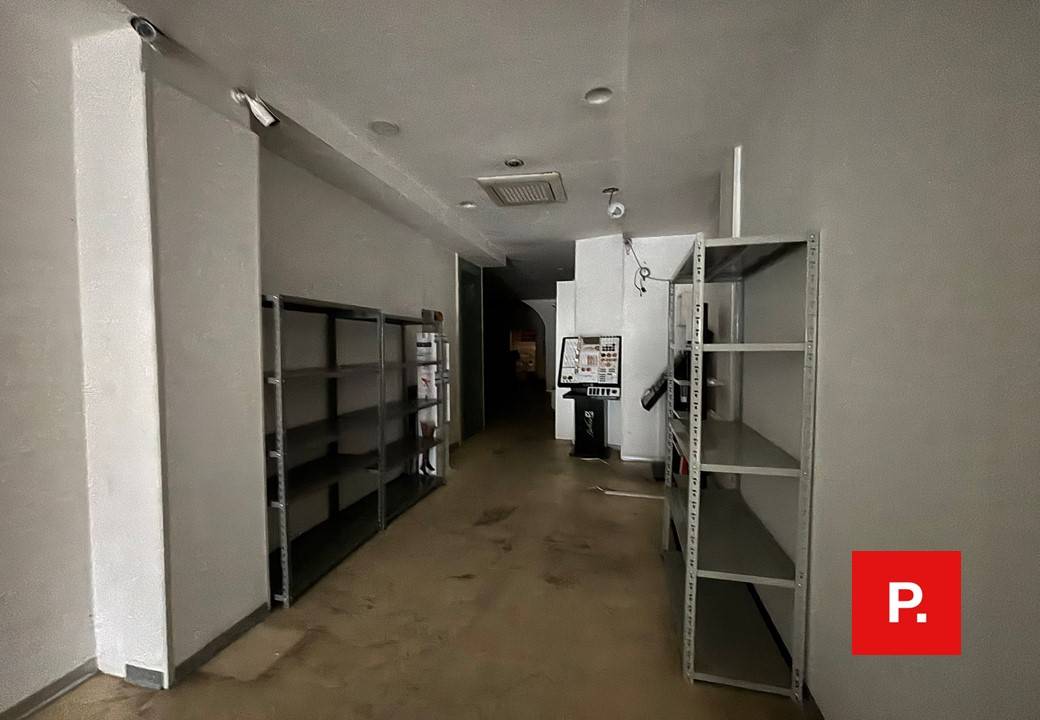 Locale commerciale in affitto a Caserta, Centro