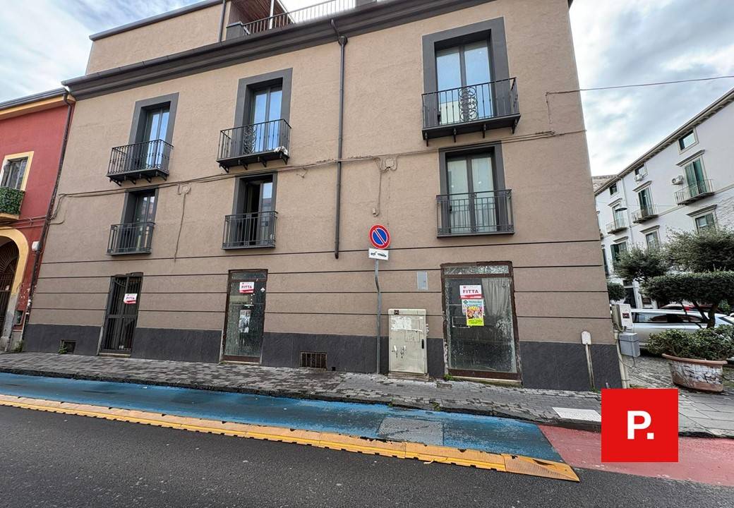 Locale commerciale in affitto a Caserta, Centro
