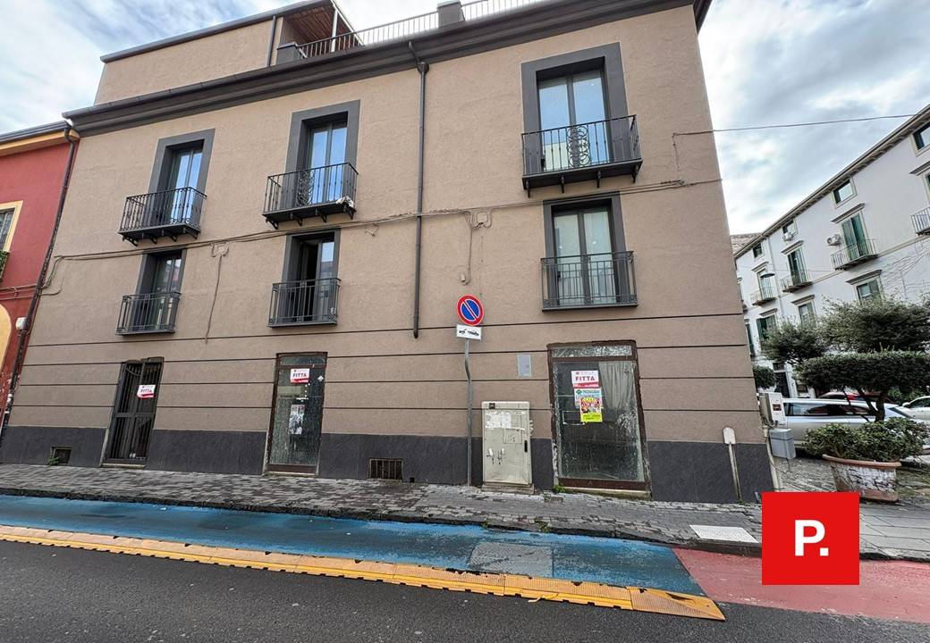 Locale commerciale in affitto a Caserta, Centro