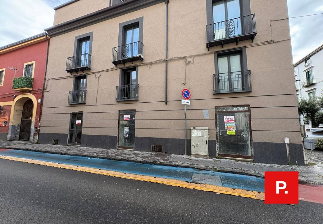 Locale commerciale in affitto a Caserta, Centro